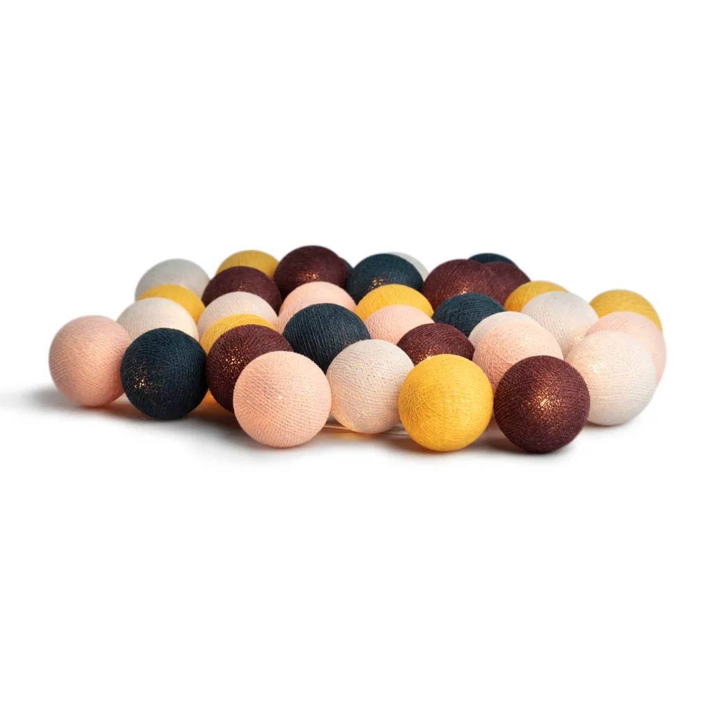 Irislights Copenhagen 35-lights Veelkleurig Van Irislights - Hang hem aan de muur, of verzamel de ballen en zet ze in een grote glazen vaas of schaal.