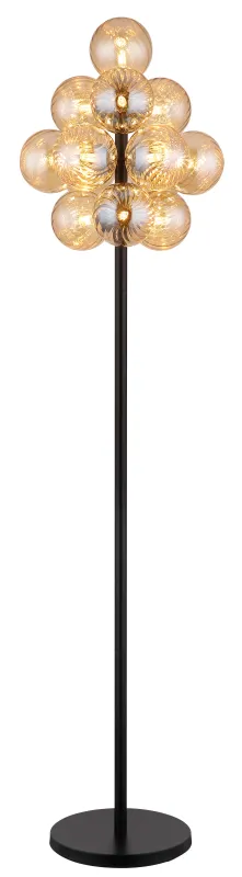 Conor Amber vloerlamp Van Globo Lighting - Den stilrena kombinationen av metall och glas skapar en sofistikerad och trendig look som passar perfekt i b&aring;de moderna och klassiska interi&ouml;rer.