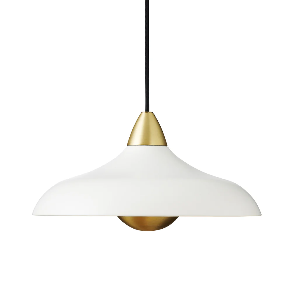 Urban Wide Ø36 Wit hanglamp Van Superliving - Verfraai uw huis met de moderne Urban Wide hanglamp, een stijlvolle combinatie van een matte witte afwerking en elegante messing details.