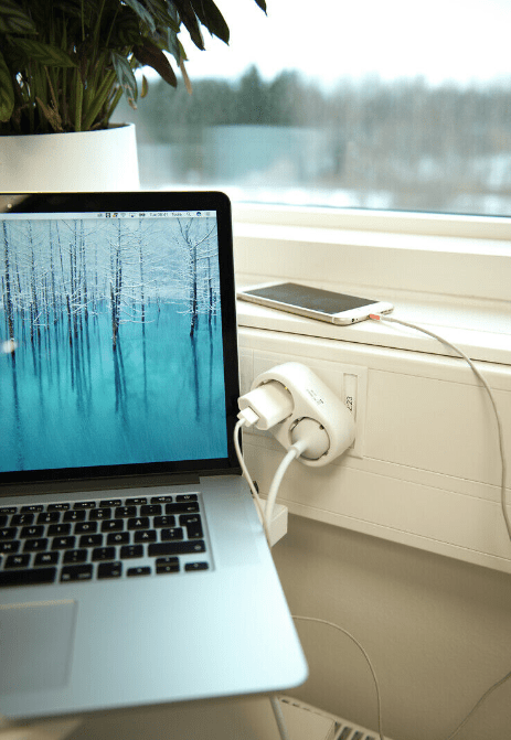 2-Voudige Verdeelstekker Van Airam - Witte geaarde aftakconnector voor gebruik binnenshuis voor snoeren met Euro- of veiligheidsstekker.