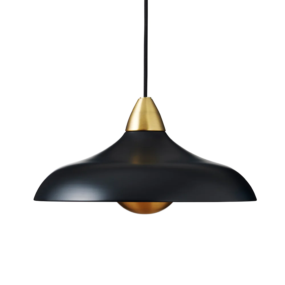 Urban Wide Ø36 Zwart hanglamp Van Superliving - Verfraai uw huis met de moderne Urban Wide hanglamp, een stijlvolle combinatie van een matte zwarte afwerking en elegante messing details.