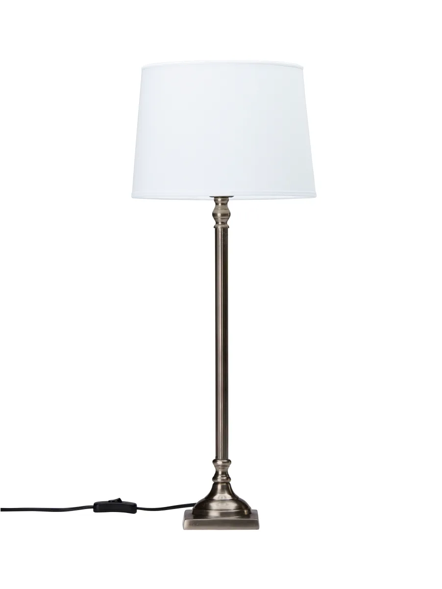 Margot 63cm Antiek zilver tafellamp Van PR Home - De lampenvoet is 41 cm hoog en 10,5 cm diep, heeft een 1,6 m lang zwart kunststof snoer met een aan/uit-schakelaar.