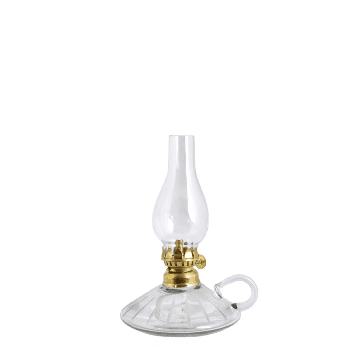 Kerosene lamp with handle Transparant Van Strömshaga - Oliebehuizing van helder glas met ge&euml;tst patroon en brander van messing.