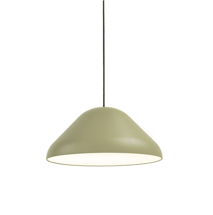 Enna Ø43 Groente hanglamp Van Airam - De grote, ronde metalen pendelarmatuur in een dofgroene kleur past in veel verschillende interieurs en kan ook als eettafelarmatuur worden gebruikt.