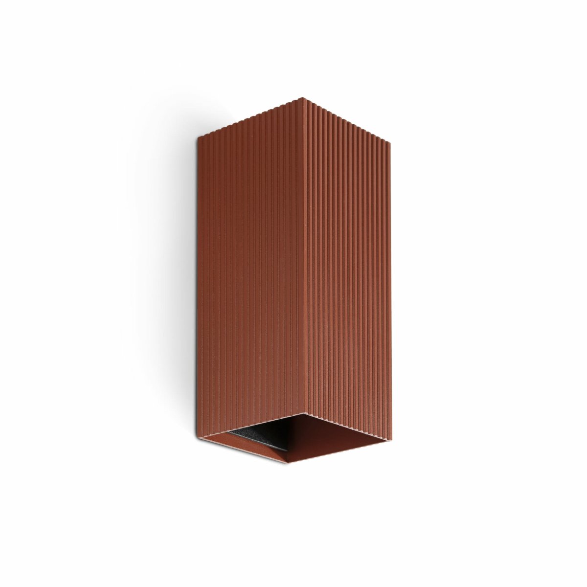 Lune 15cm Terracotta gecanneleerd wandlamp Van Faro Barcelona - Lune is een vierkante wandlamp met een gecanneleerde terracotta afwerking, perfect voor gangen en doorgangen.