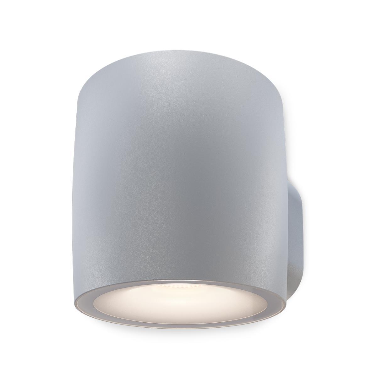 Wandlamp OUT 1 Grijs Van Plejd - Het product heeft ingebouwde tijdfuncties om automatisch in te schakelen bij zonsondergang en uit te schakelen bij zonsopgang.