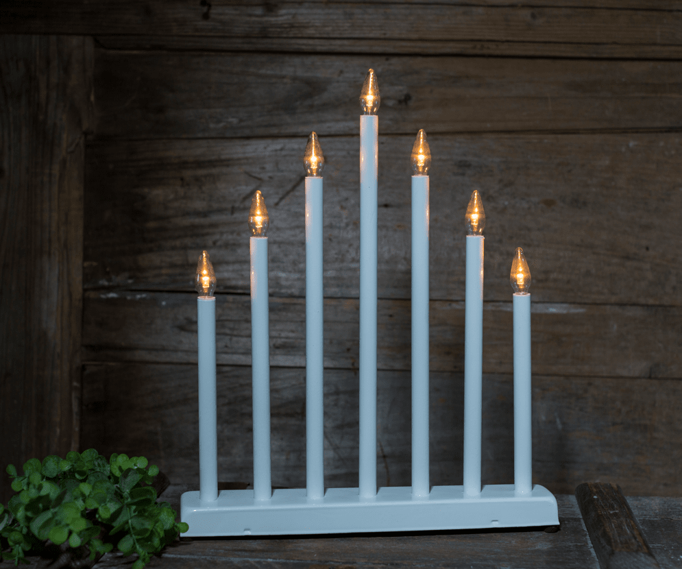 Fire Wit Van Pixie Design - Stijlvolle, op batterijen werkende kandelaar met zeven armen in een wit design.