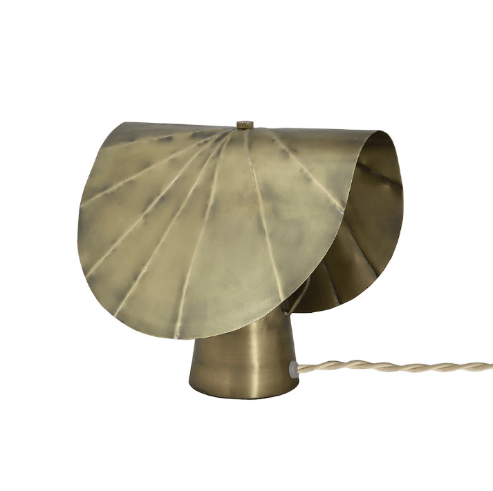 Edgar 20cm Antiek messing tafellamp Van Strömshaga - De gebogen vorm van de lampenkap wordt geassocieerd met Art Deco en creëert een mooi algemeen licht en vormt een mooi stijlstatement.