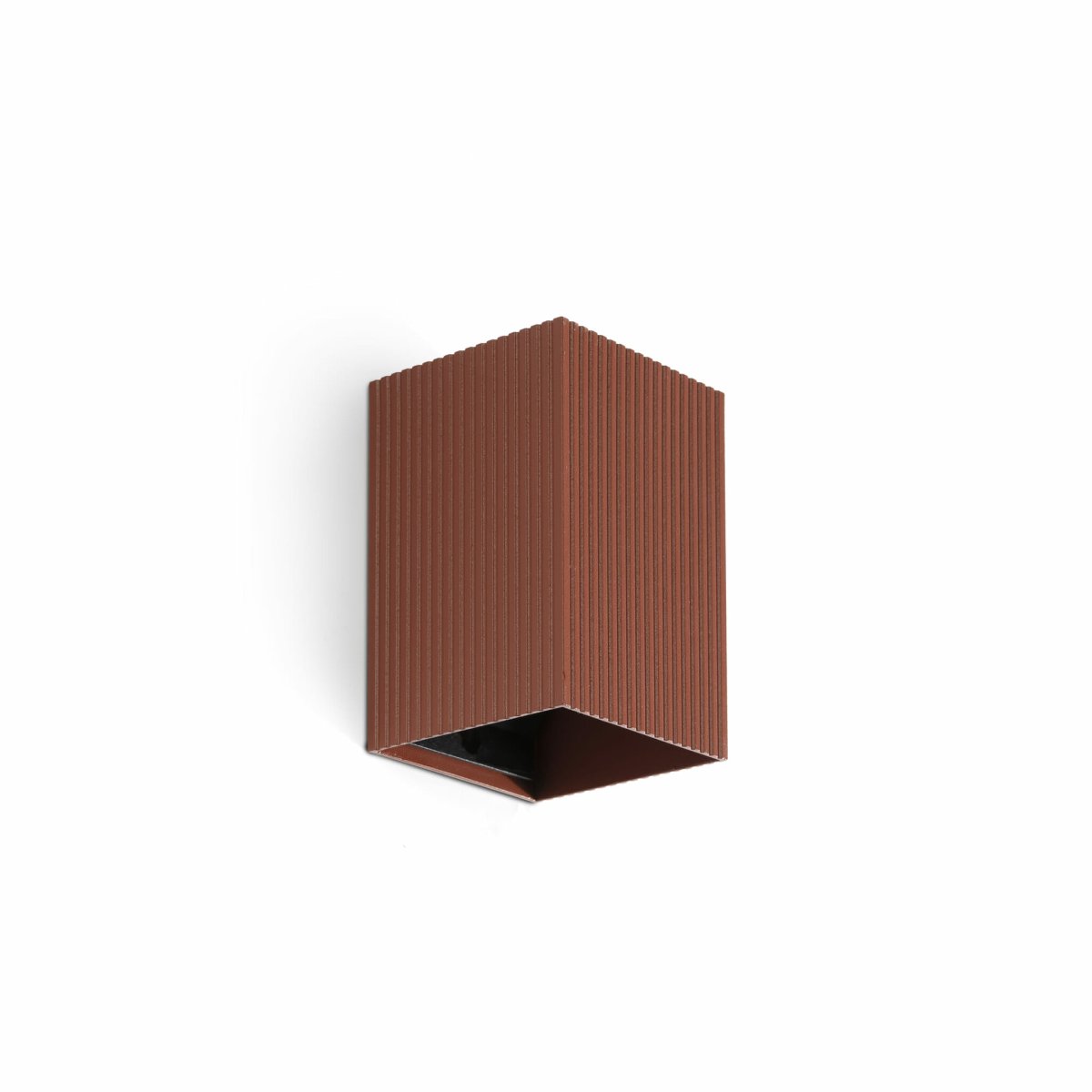 Lune 10cm Terracotta gecanneleerd wandlamp Van Faro Barcelona - Lune is een vierkante wandlamp met een gecanneleerd oppervlak in een terracotta afwerking die functionaliteit en vorm combineert.