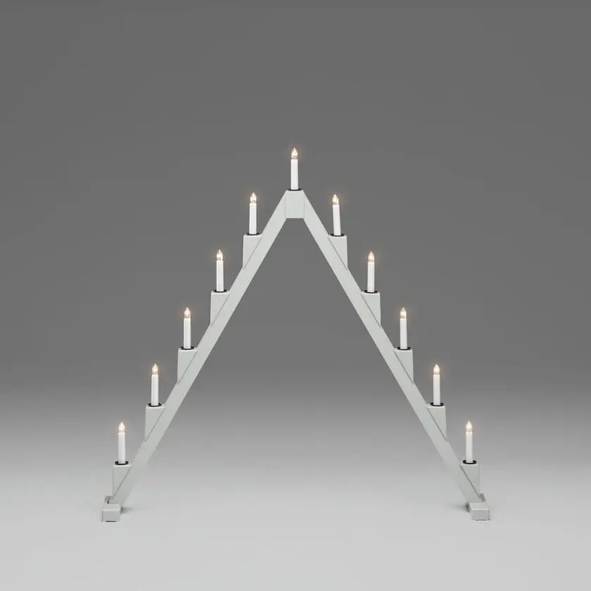 Candelabra 11 Lights Grijs Van Konstsmide - Opvouwbare elektrische kandelaar met 11 kaarsen, gemaakt van grijs geverfd hout, versierd met zwarte ringen rond elke kaars voor een elegante toets.