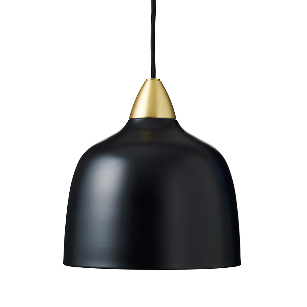 Urban Ø24 Zwart hanglamp Van Superliving - De Urban hanglamp combineert modern design met een luxueuze toets van messing en cre&euml;ert zo een stijlvolle en verfijnde sfeer in uw huis.