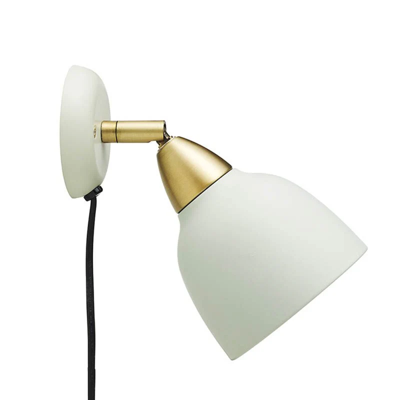 Urban Short Lichtgroen leeslamp Van Superliving - De Urban Short wandlamp combineert een verfijnd design met praktische functionaliteit.