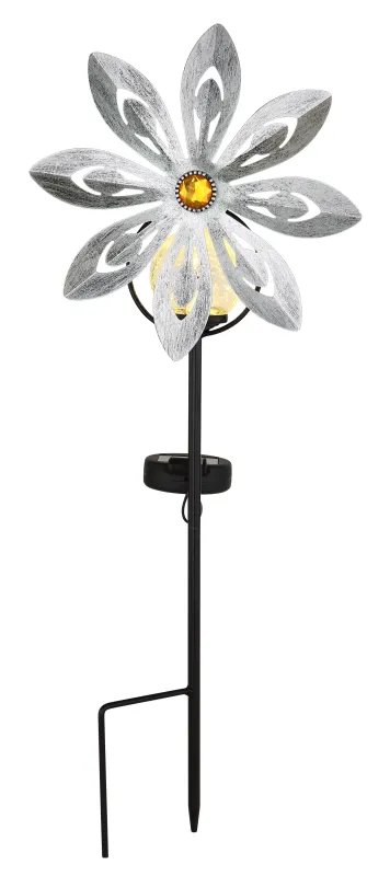 Wind Zilver solarlamp Van Globo Lighting - De dekorativa bladen i silverfinish roterar med vinden och skapar en vacker r&ouml;relse, medan den inbyggda solcellsbelysningen lyser upp i m&ouml;rkret f&ouml;r en magisk effekt.