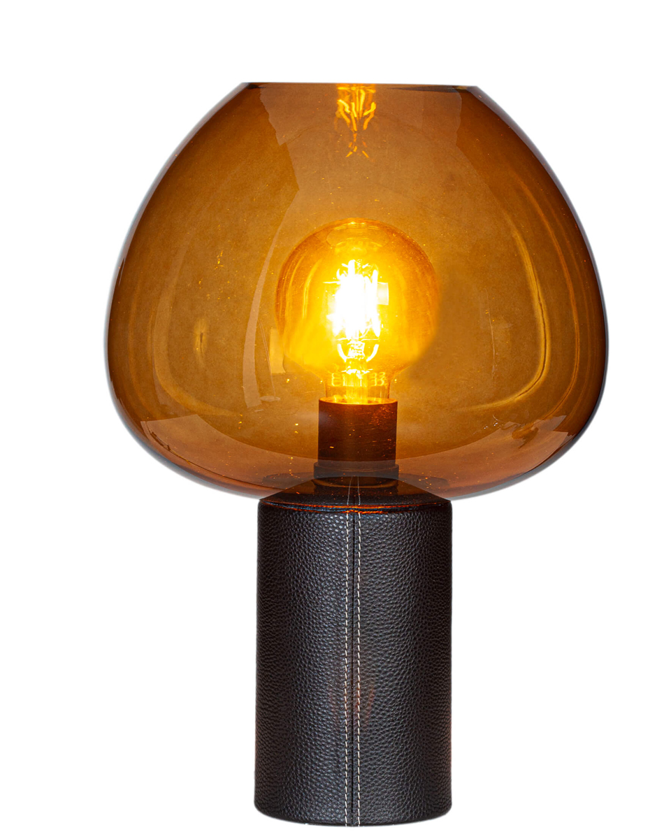 Cozy 42cm Brandewijn tafellamp Van By Rydéns - De lampenkap bestaat uit een grote glazen koepel die de lichtbron een aangenaam licht geeft.