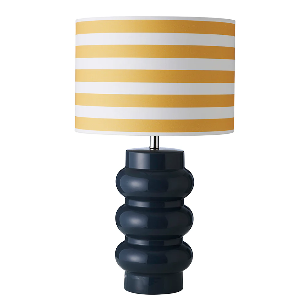 Lyon 56cm Blauw tafellamp Van Superliving - Met een opvallend blauw design, een keramische basis en een gestreepte lampenkap in geel en wit combineert Lyon een moderne stijl met een retrogevoel.