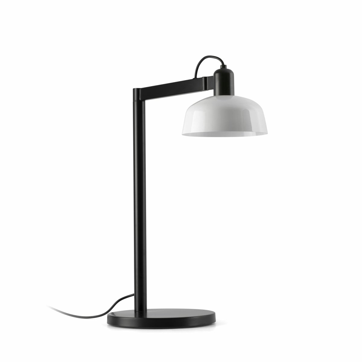 Tatawin 58cm Wit bureaulamp Van Faro Barcelona - Tatawin is een tafellamp met een zwarte structuur en een witte metalen kap die gericht, geconcentreerd licht geeft.