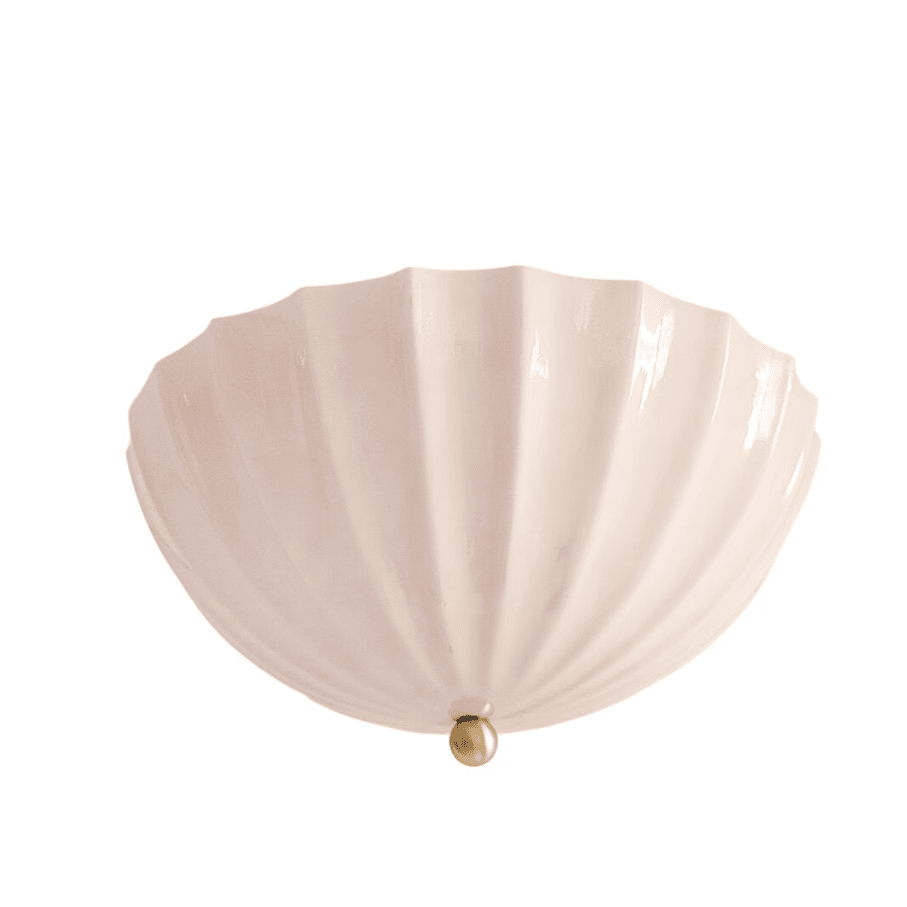 Irma Ø30 Beige plafondlamp Van Strömshaga - De bovenrand van de lamp heeft een afstand van ongeveer 3 cm tot het plafond, wat zorgt voor een decoratief lichtspel, zelfs boven het plafond.