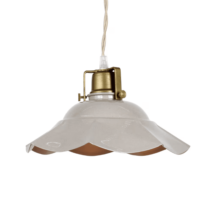 Frida Ø25 Beige raamlamp Van Strömshaga - De lamp heeft een naturelkleurig gedraaid textielsnoer en een fitting van messing.