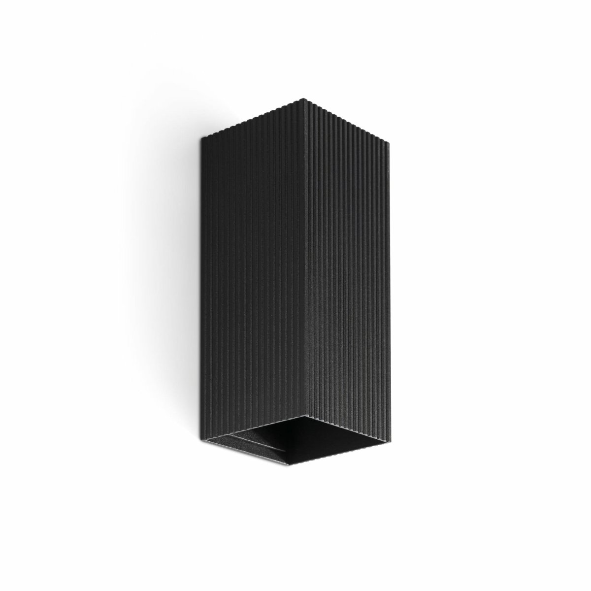Lune 15cm Zwart wandlamp Van Faro Barcelona - Lune is een wandlamp met een vierkante vorm en een zwarte geribbelde afwerking, perfect voor gangen en doorgangen.