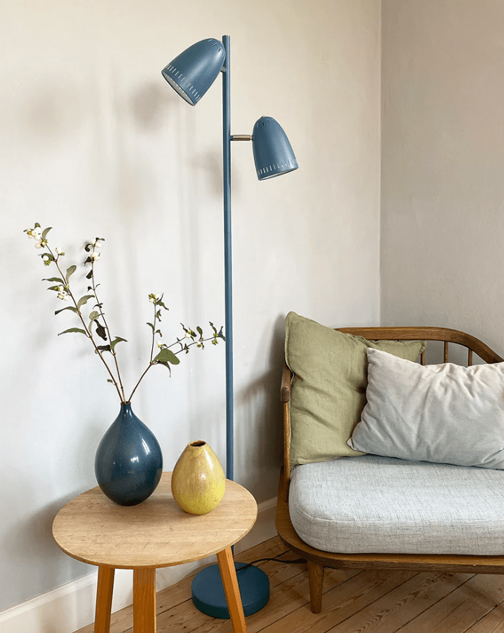 Dynamo 2 Blauw vloerlamp Van Superliving - De kappen zijn 345&deg; kantelbaar en draaibaar, waardoor je het licht gemakkelijk precies daar kunt richten waar je het nodig hebt - perfect als leeslamp of als sfeerverlichting in de woonkamer.