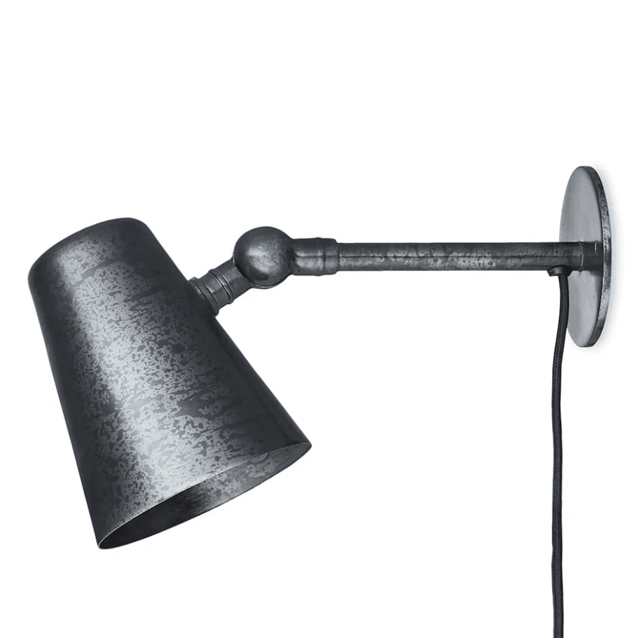 Vala Antiek zwart leeslamp Van H. Skjalm P - Kies een wandlamp in r&aring; metal is een klassieke en functionele lamp met een verstelbare kap, gemaakt door H.