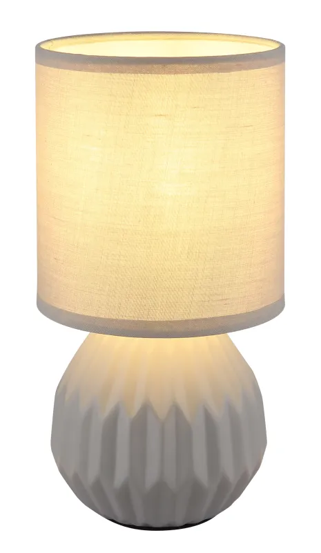Sylas 23cm Grijs tafellamp Van Globo Lighting - Den rundade keramiska basen i elegant gr&aring;tt och den matchande cylindriska textilsk&auml;rmen skapar en harmonisk och modern estetik.