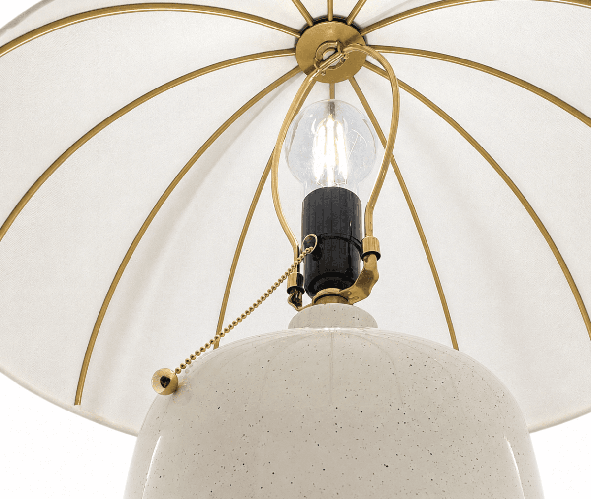 Crosby 70cm Crème wit tafellamp Van Elstead Lighting - De stof laat het licht door en geeft de lamp een aangename gloed, terwijl de vorm van de lampenkap een decoratief element vormt.