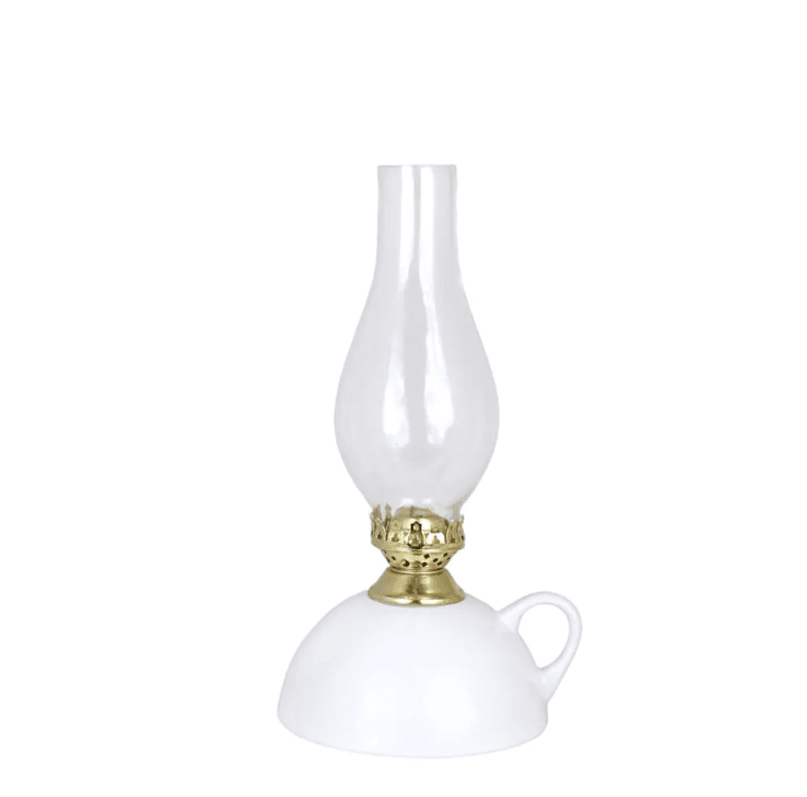 Ceramic kerosene lamp with handle Wit Van Strömshaga - Kerosinelamp van wit keramiek met handvat, messing brander en branderbuizen van helder glas.