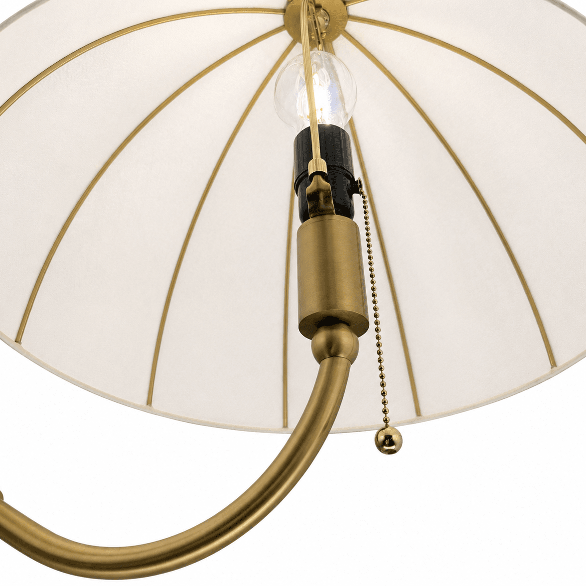 Crosby Geborsteld goud vloerlamp Van Elstead Lighting - Het metalen frame heeft een geborstelde goudkleurige afwerking en een zacht gebogen arm die de lamp een karakteristieke uitstraling geeft.