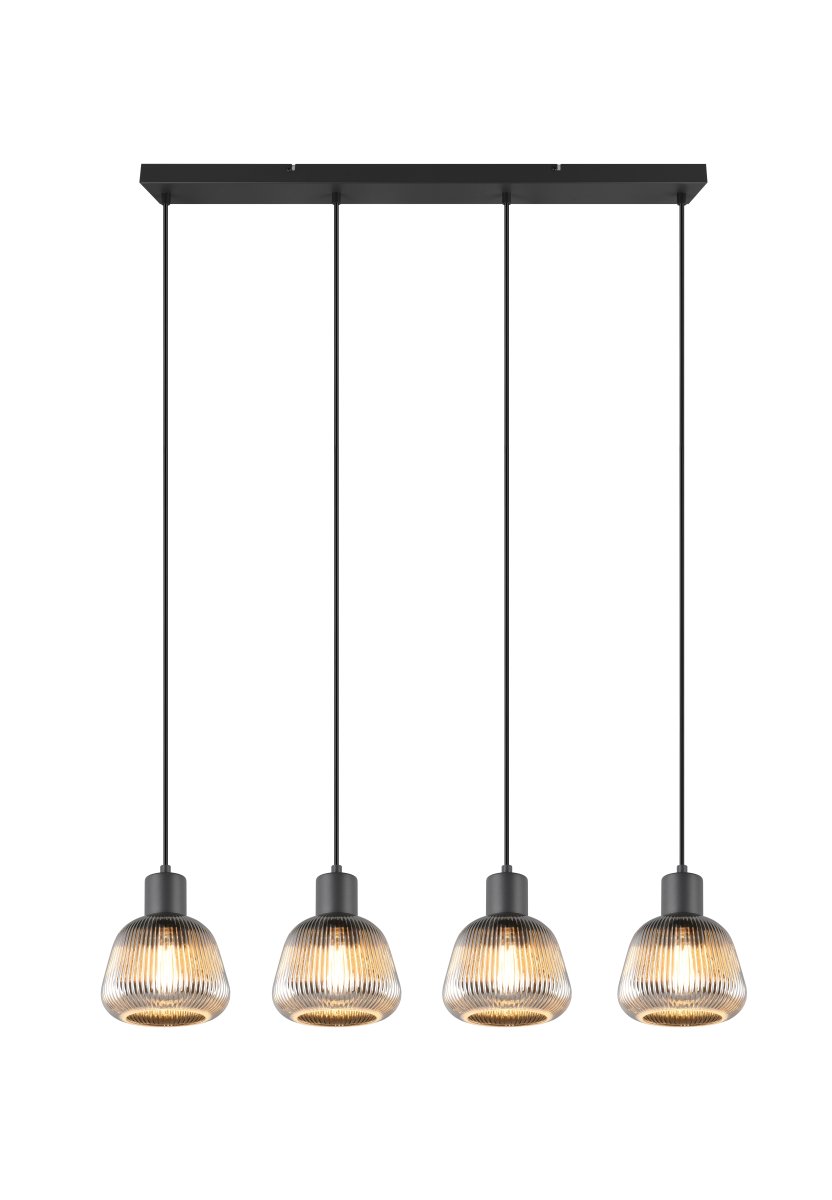 Tarifa 90cm Rookgrijs hanglamp Van Trio Lighting - Het matzwarte metaal en de vier rookgrijze glazen geven de kamer een verfijnde en tijdloze uitstraling.