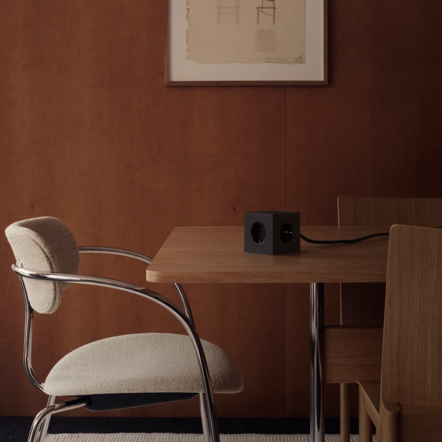 Square 1 with 30W Dual USBC & Magnetic base, 3m Zwart Van Avolt - Stekkerdoos van Avolt met een stijlvol design met een lang PVC-snoer, een kubus van gerecycled plastic en een magnetisch plaatje aan de onderkant, zodat u de stekkerdoos gemakkelijk aan de muur kunt hangen.