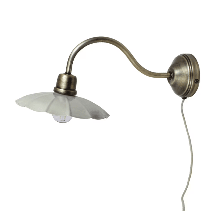 Gustav Ø20 Munt/Antiek Messing wandlamp Van Strömshaga - De antieke messing afwerking wordt gecombineerd met een kap van mintgroen gelakt plaatmetaal met een prachtig golvende rand, wat een zachte en stijlvolle uitstraling geeft.
