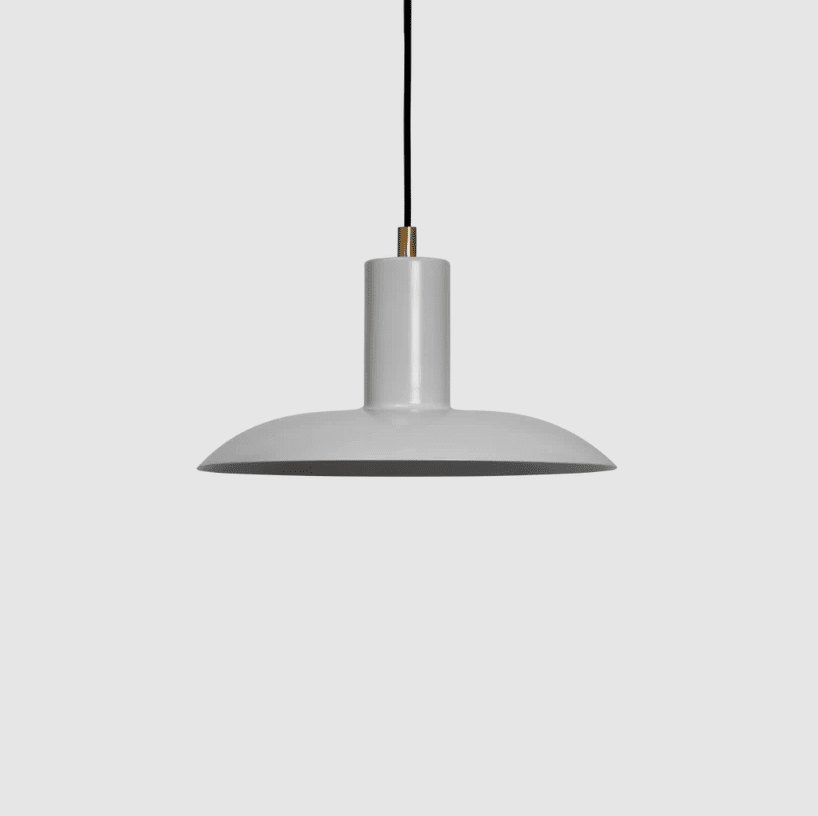 Vega Ø25 Mat grijs hanglamp Van H. Skjalm P - De Vega hanglamp is een stijlvolle lamp in mat grijs; Metaal met messing details die een breed en zacht licht verspreiden, waardoor een warme en uitnodigende sfeer ontstaat.