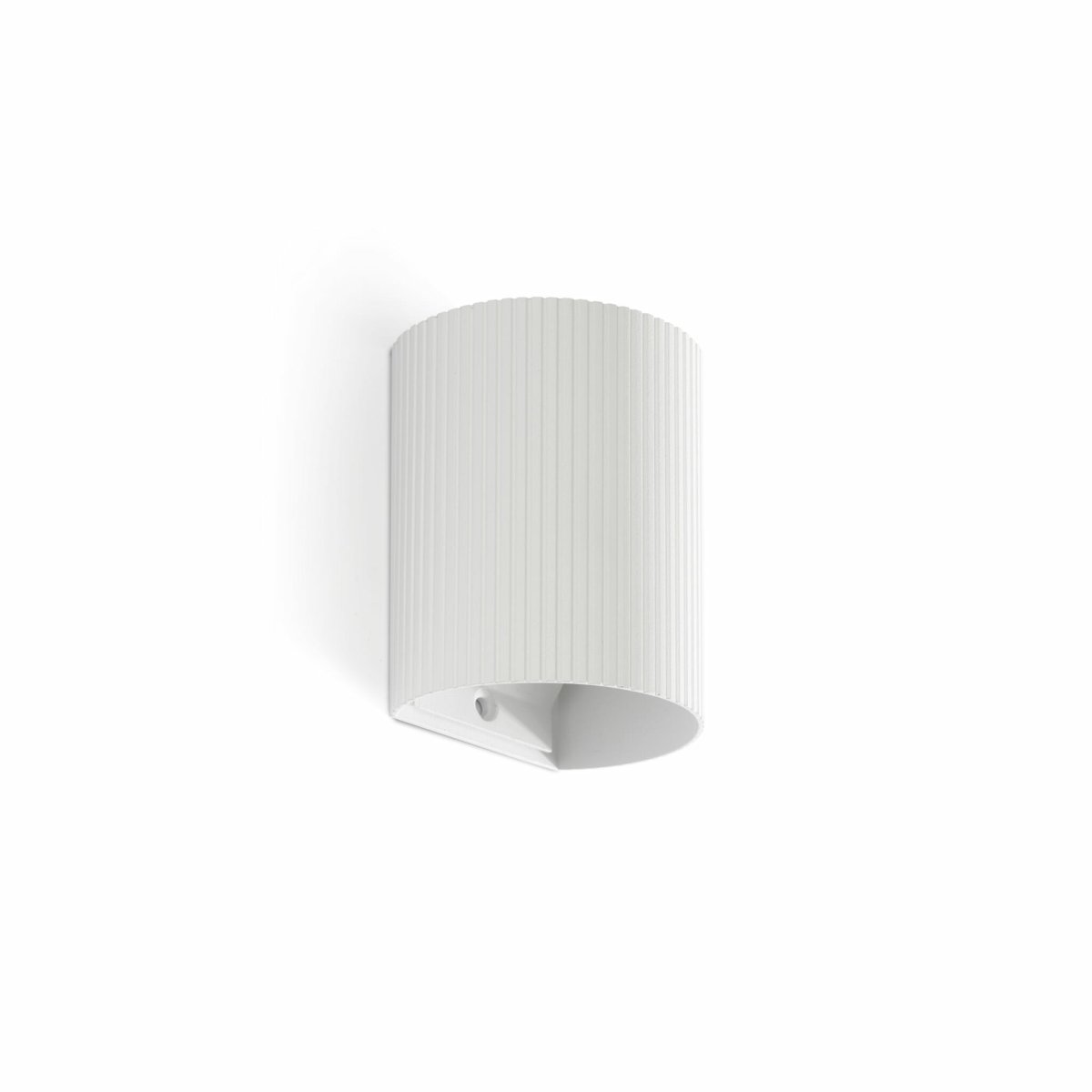 Sole 10cm Wit gegroefd wandlamp Van Faro Barcelona - Sole is een compacte wandlamp in wit met een gecanneleerd oppervlak dat subtiele verfijning toevoegt aan elke omgeving.