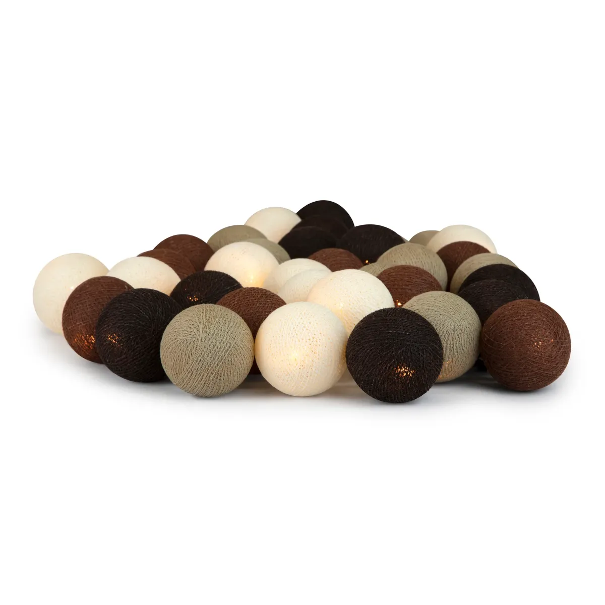 Irislights Brownie 35-lights Bruin Van Irislights - De lichtslinger wordt geleverd met handgemaakte bollen van katoen en polyester in verschillende bruintinten die een mooie gloed verspreiden wanneer ze branden.