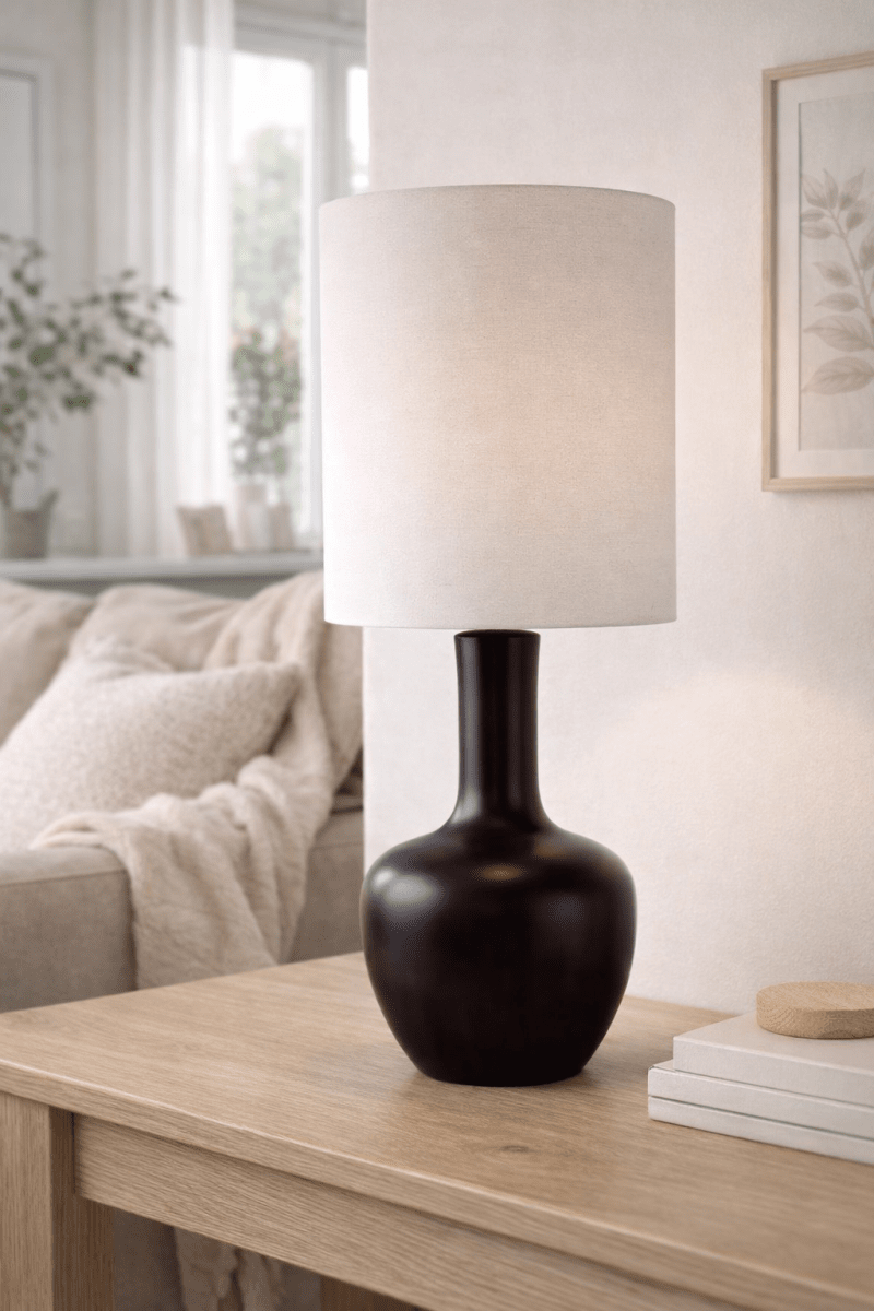 Boda 78cm Zwart tafellamp Van Nordic Lighting - De combinatie van de strakke lijnen en de natuurlijke materialen maakt de lamp tot een opvallend pronkstuk dat zowel op een bijzettafel als op een bureau prachtig staat.