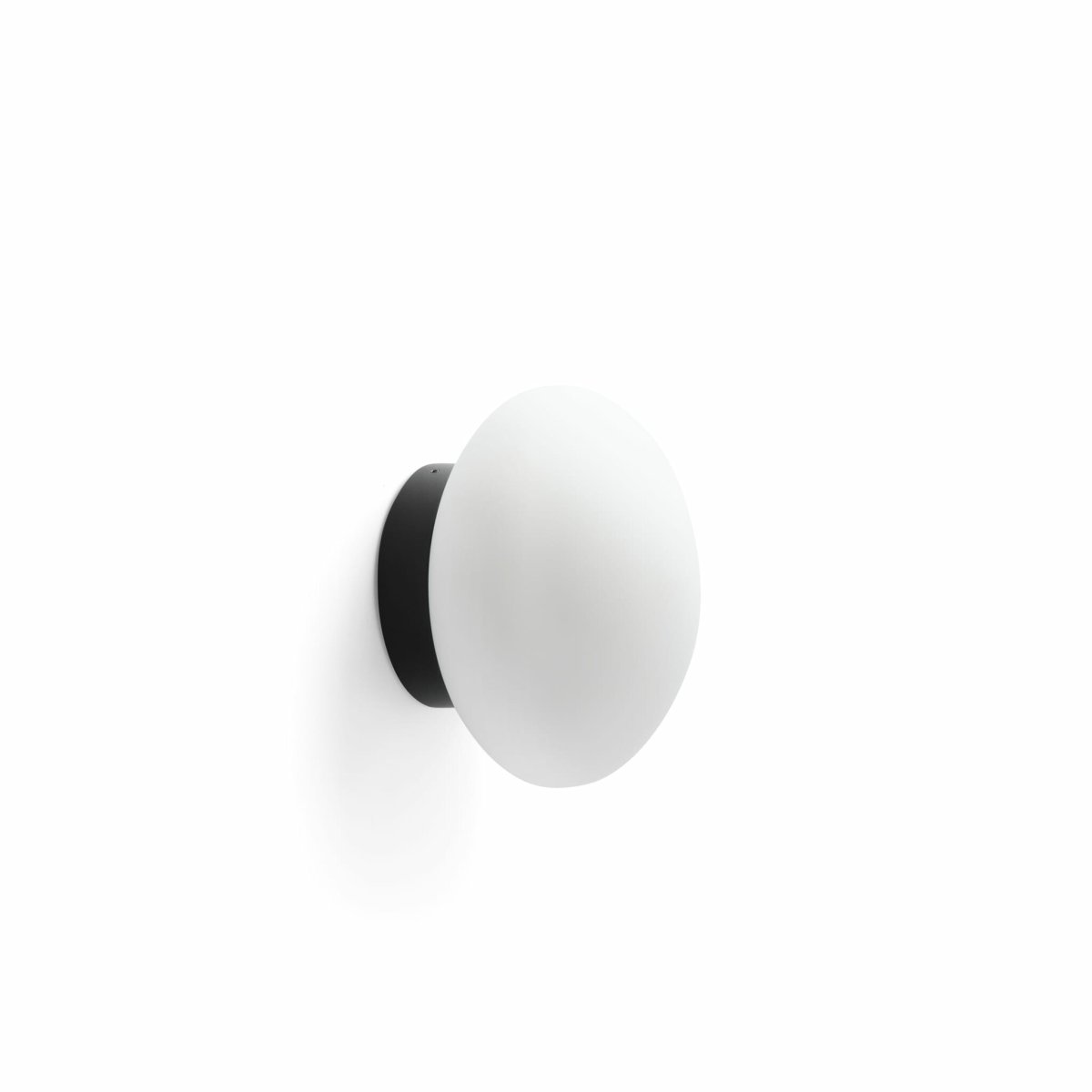 Nubo Ø15 Zwart badkamerlamp Van Faro Barcelona - De warme lichtkleur (2700K) cre&euml;ert een aangename en gastvrije sfeer - een harmonieuze combinatie van vorm, functie en sfeer.