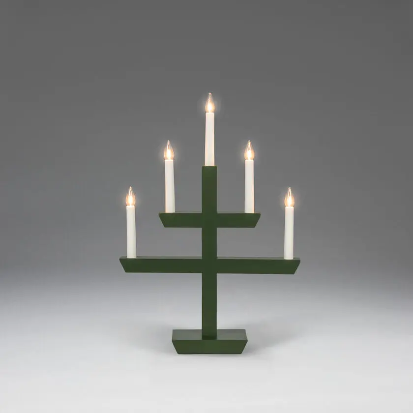 Wooden Candelabra 5 Lights Donkergroen Van Konstsmide - Een tijdloos interieurdetail dat een warme gloed verspreidt en perfect past bij het raam tijdens de advent, of als sfeerverlichting het hele jaar door.