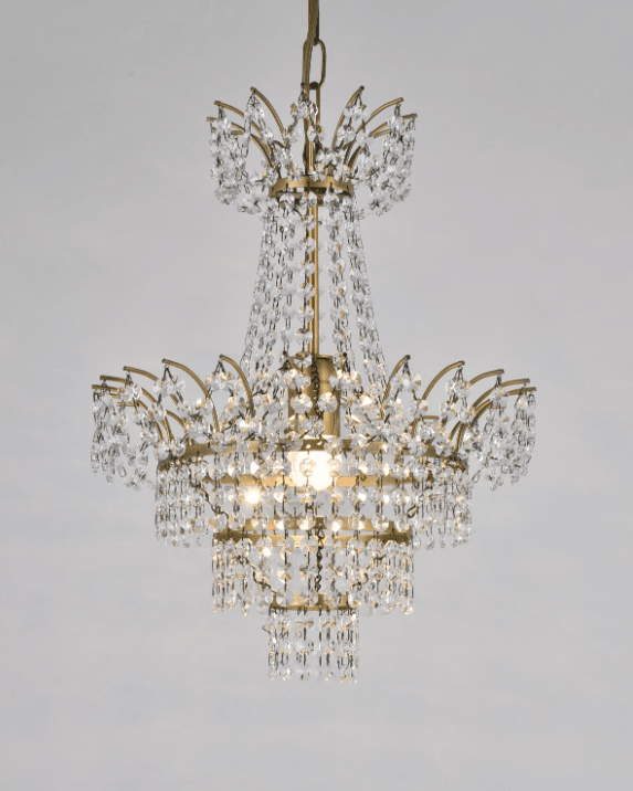 Estelle Ø35 Antiek messing kristal Van Norrsken Design - De Estelle kristallen kroonluchter in antiek messing biedt een klassieke en verfijnde uitstraling met een verfijnde toets van antiek messing.