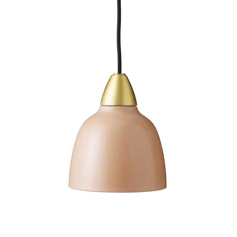 Urban Mini Ø15 Roze hanglamp Van Superliving - Ondanks zijn kleinere formaat verspreidt de Urban Mini een indrukwekkende lichtspreiding en is hij zowel geschikt voor boven het aanrecht als voor in een gezellige leeshoek.