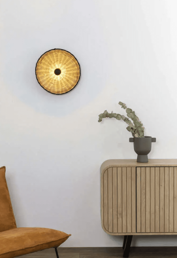 Costas Ø40 Natuur wandlamp Van Faro Barcelona - Costas is een moderne wandlamp met een kap van natuurlijk rotan en een stijlvolle uitstraling.