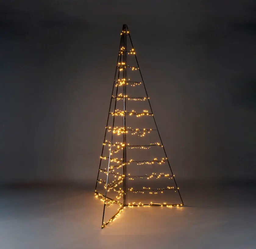 Metalen Decoratie Pyramide 240cm Zwart Van Konstsmide - Met 651 warme amberkleurige LED-lampjes verspreidt het een elegant licht en cre&euml;ert het een magische sfeer.