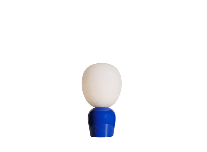 Buddy 34cm Blauw tafellamp Van Belid - Met zijn gelijkmatige gloed en verfijnde design wordt Buddy een natuurlijk onderdeel van het huis, een metgezel die licht en karakter verspreidt voor generaties.