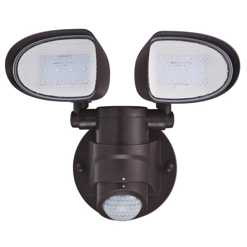 Two-Light Bronzen buitenlamp Van Westinghouse - De armatuur is uitgerust met twee verstelbare lampkoppen die 135 graden verticaal en 160 graden horizontaal kunnen draaien om een groot oppervlak te belichten.