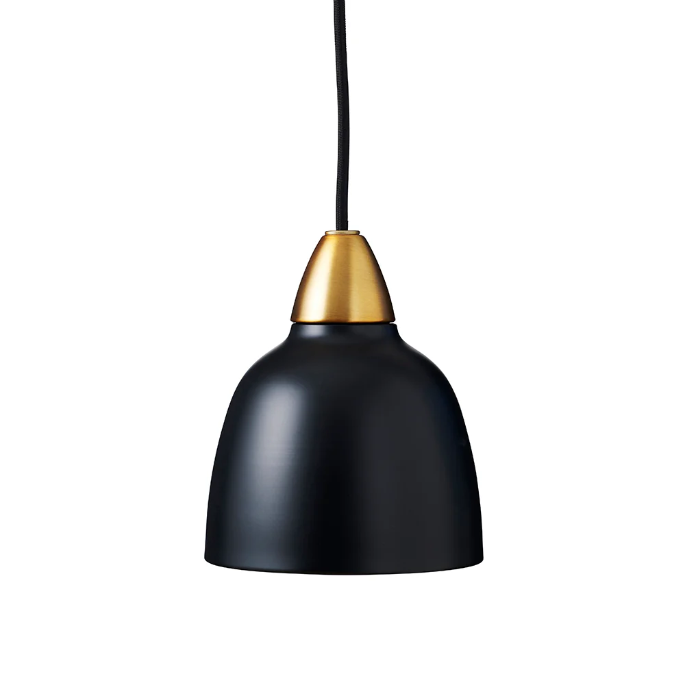 Urban Mini Ø15 Zwart hanglamp Van Superliving - Ondanks zijn kleinere formaat verspreidt de Urban Mini een indrukwekkende lichtspreiding en is hij zowel geschikt voor boven het aanrecht als voor in een gezellige leeshoek.