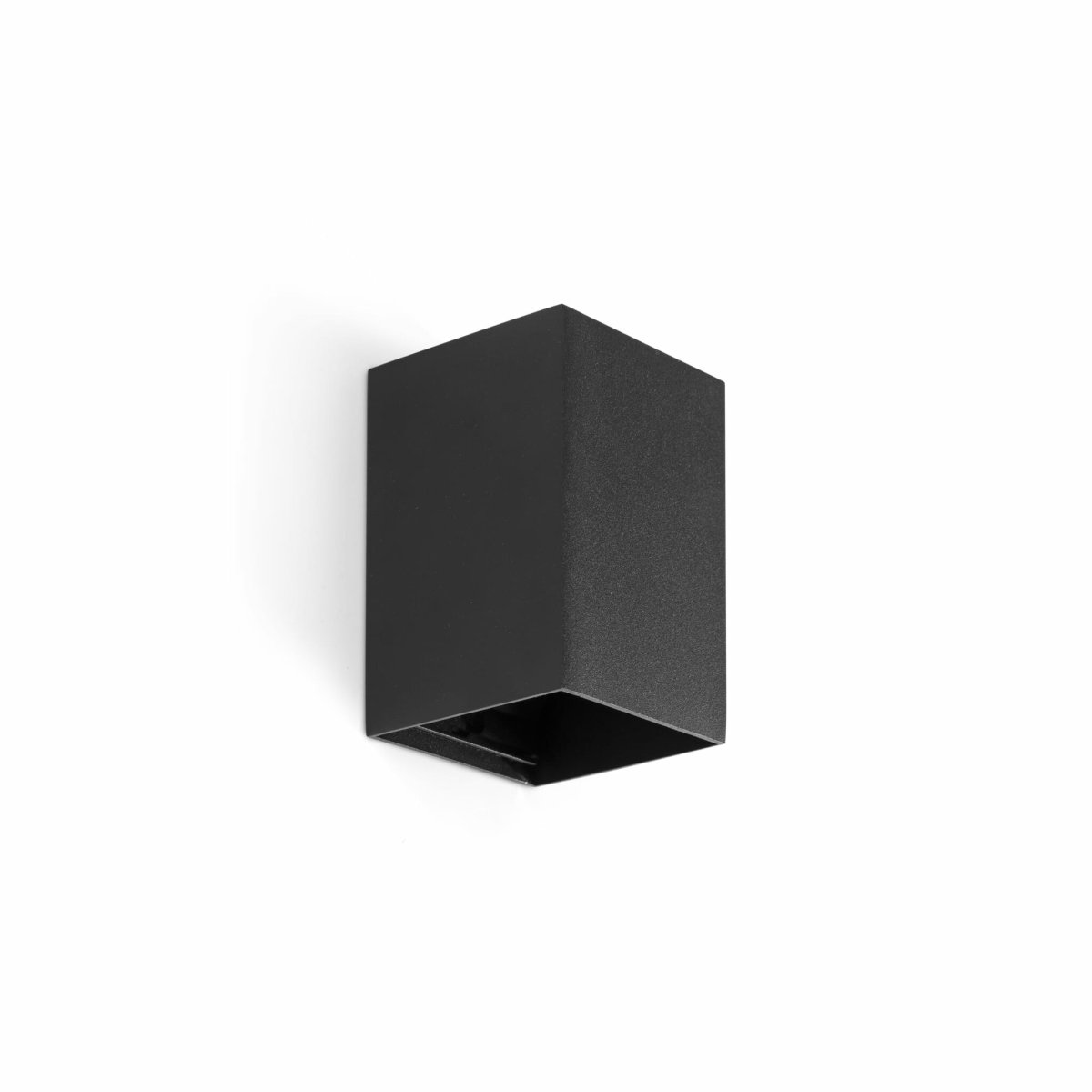 Lune 10cm Zwart wandlamp Van Faro Barcelona - Lune is een vierkante wandlamp met een matzwarte afwerking die perfect past in hallen, corridors en andere doorgangen.