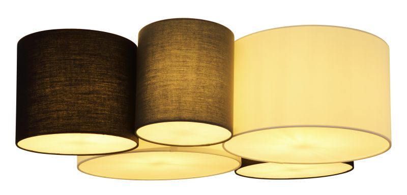 Makki 90cm Veelkleurig plafondlamp Van Globo Lighting - Lampan har en unik design med fem cylindriska textilsk&auml;rmar i olika storlekar, varav tv&aring; &auml;r vita, tv&aring; svarta och en gr&aring;.