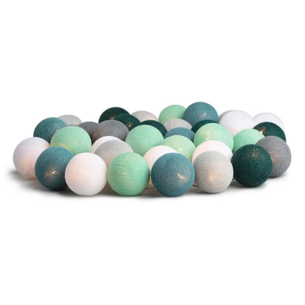 Irislights Cactus 20-lights Groente Van Irislights - Irislights Cactus is een decoratieve lichtslinger met ballen in verschillende tinten groen, wit en grijs die een gezellige gloed geven.