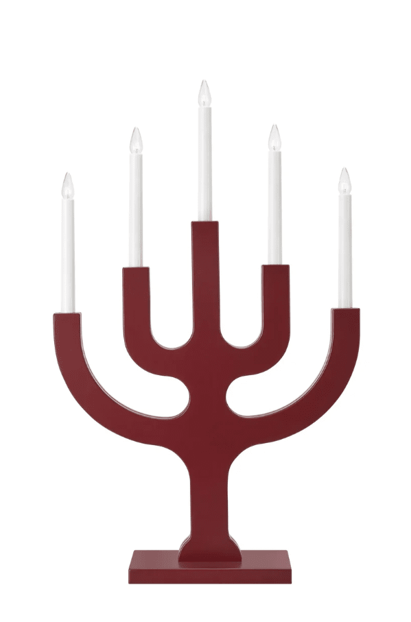 Sapin 5L ROOD Van Markslöjd - Dankzij het royale formaat is het een decoratieve blikvanger, vooral in grote ramen waar de vijf kaarsen een warme en sfeervolle gloed verspreiden tijdens donkere winteravonden.