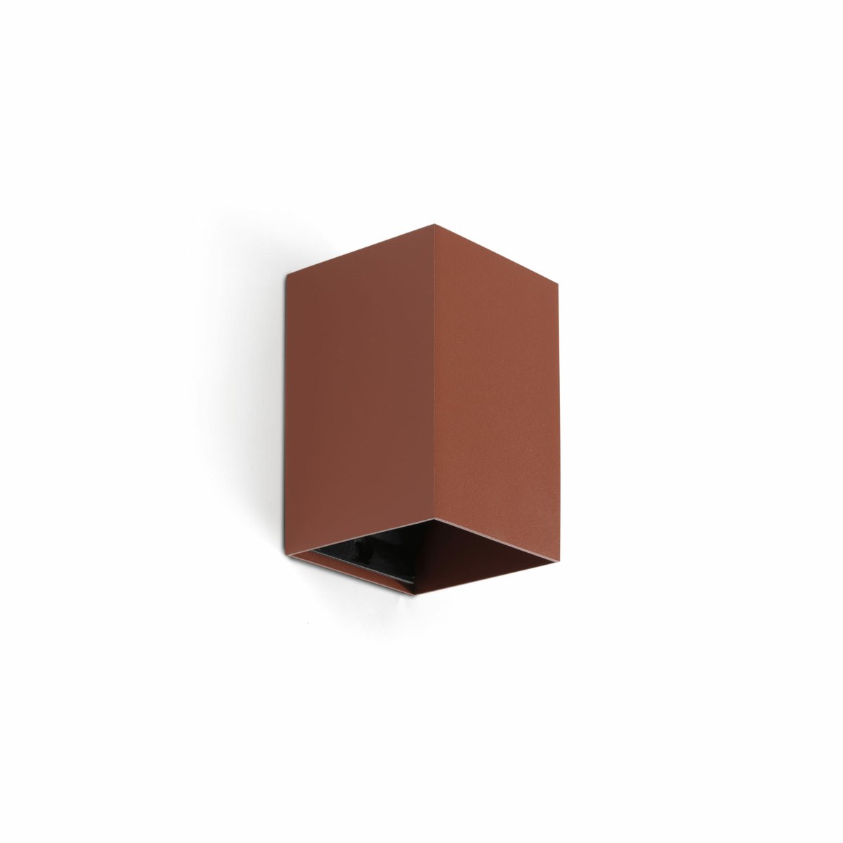 Lune 10cm Terracotta wandlamp Van Faro Barcelona - Lune is een vierkante wandlamp met een zachte terracotta afwerking die perfect past in hallen, corridors en andere doorgangen.
